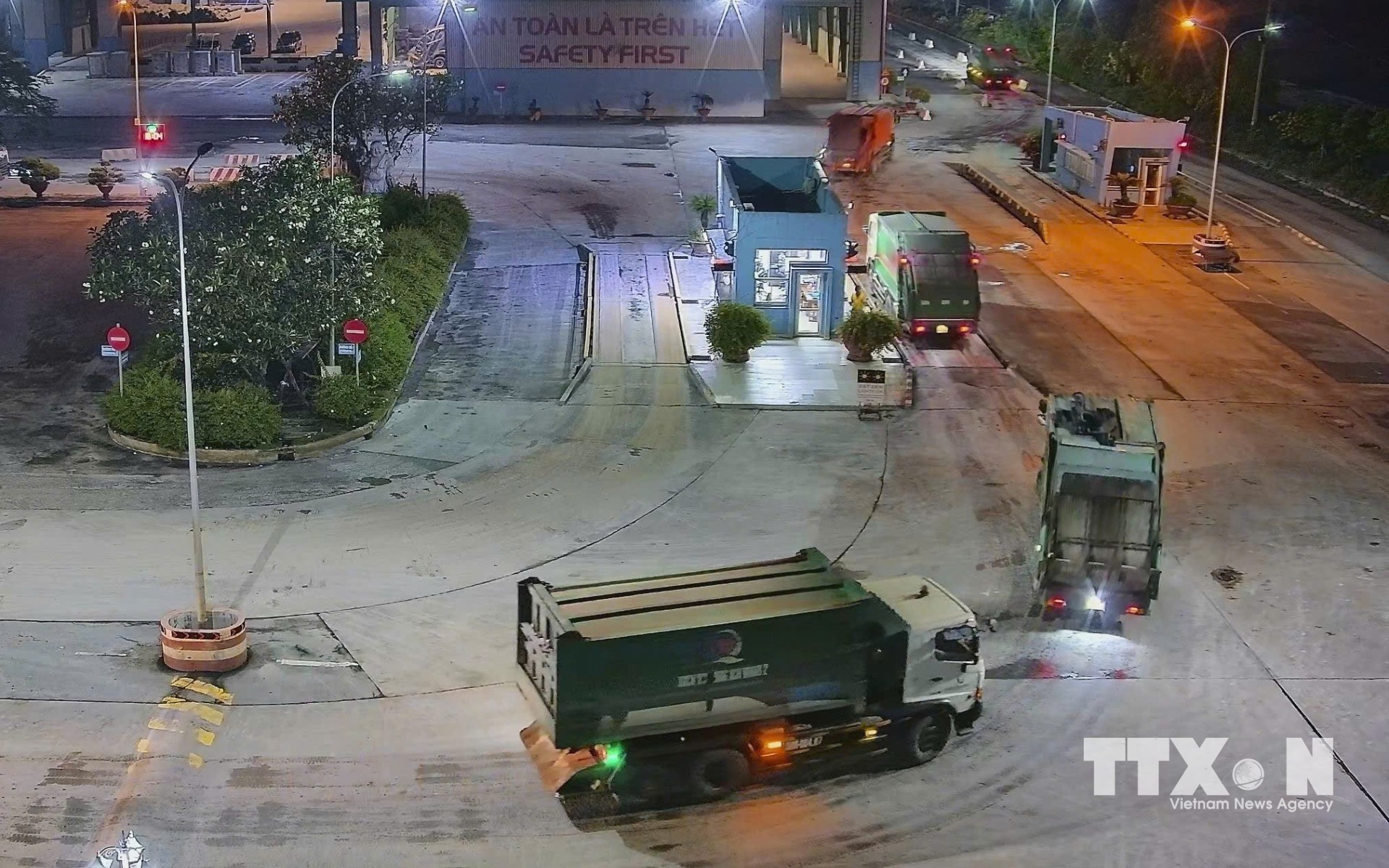 Xe chở rác hoạt động ban đêm tại Khu liên hợp xử lý chất thải Đa Phước (xã Đa Phước), khu xử lý rác lớn nhất Thành phố Hồ Chí Minh. (Ảnh: Hồng Đạt/TTXVN)